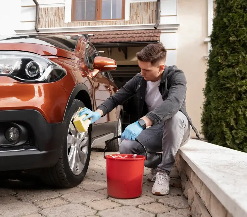 Lavage auto à domicile Taluyers : professionnel intervenant sur un véhicule